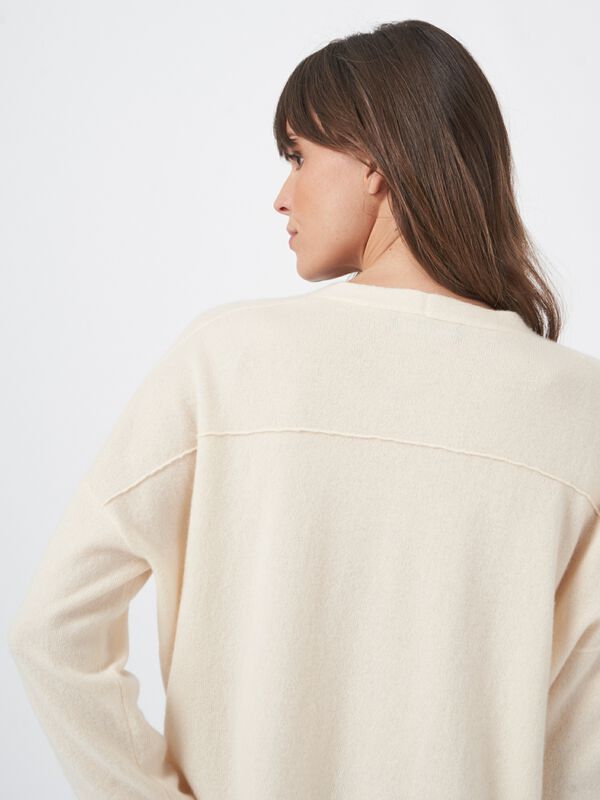 Locker geschnittener Kaschmir-Pullover mit V-Ausschnitt image number 3