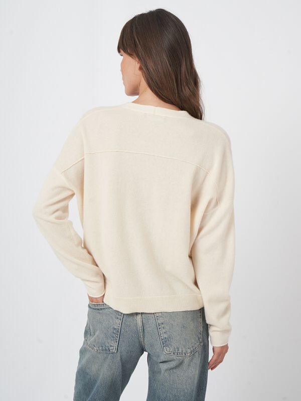 Locker geschnittener Kaschmir-Pullover mit V-Ausschnitt image number 4