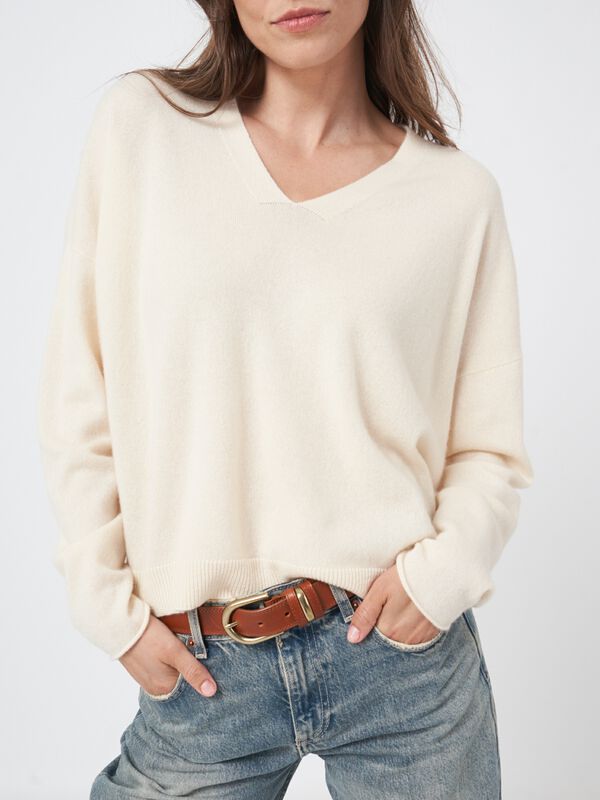 Locker geschnittener Kaschmir-Pullover mit V-Ausschnitt image number 5