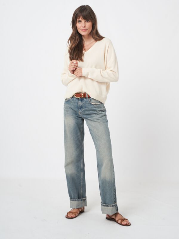 Locker geschnittener Kaschmir-Pullover mit V-Ausschnitt image number 6