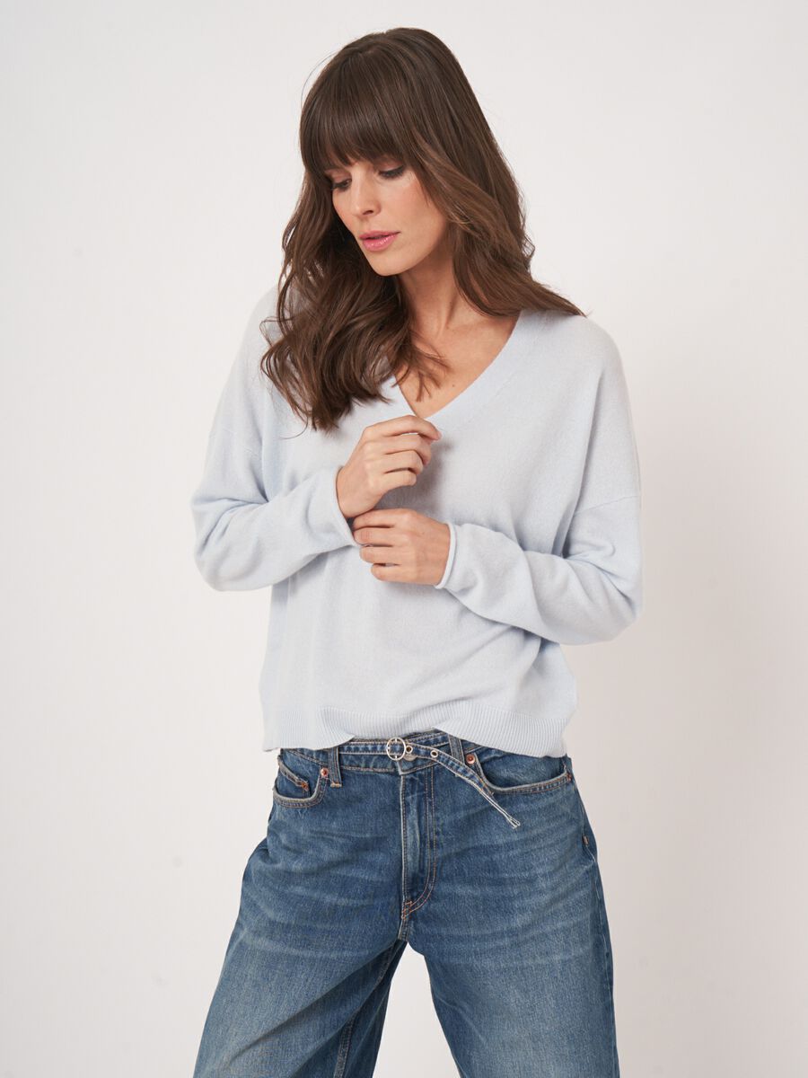 Losvallende cashmere V-hals trui image number 1