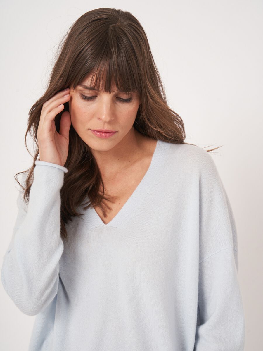 Losvallende cashmere V-hals trui image number 2
