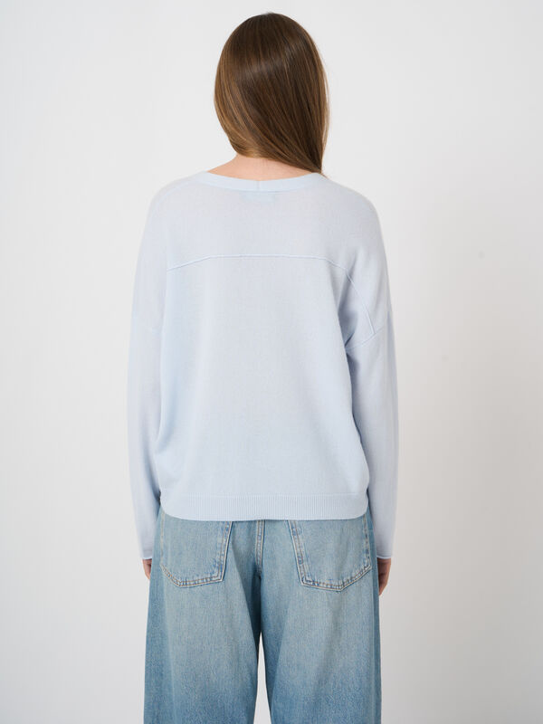 Losvallende cashmere V-hals trui image number 2
