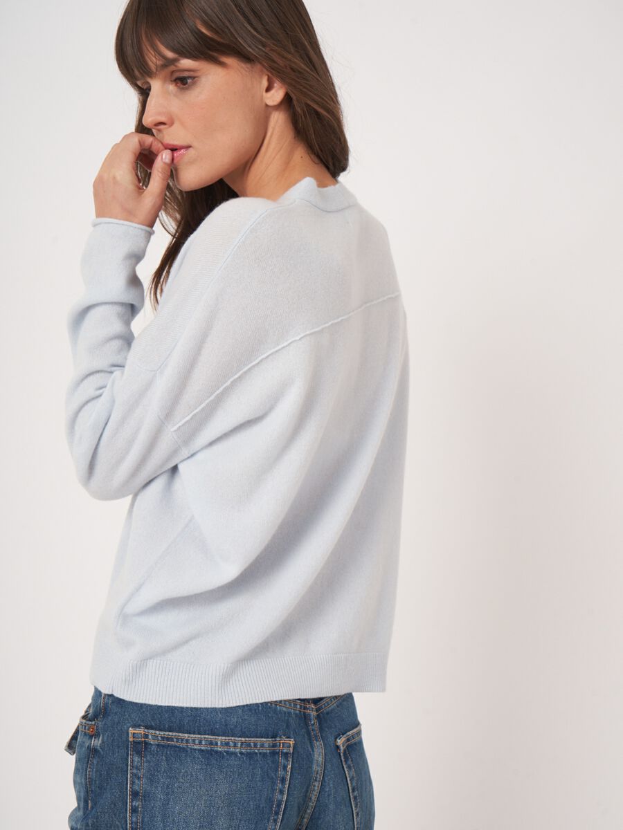 Losvallende cashmere V-hals trui image number 4