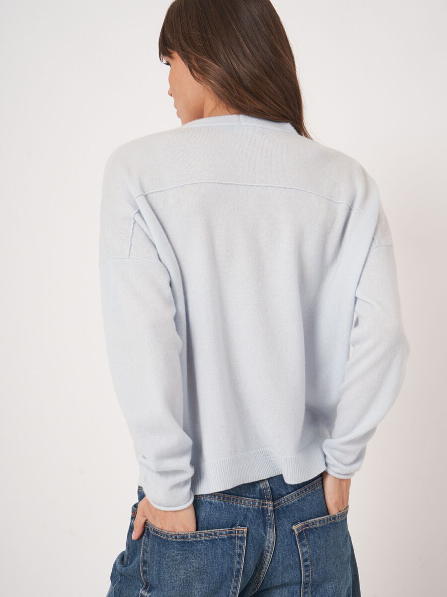 Losvallende cashmere V-hals trui image number 5