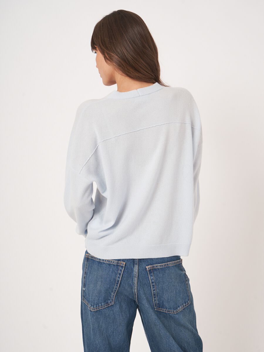 Losvallende cashmere V-hals trui image number 6