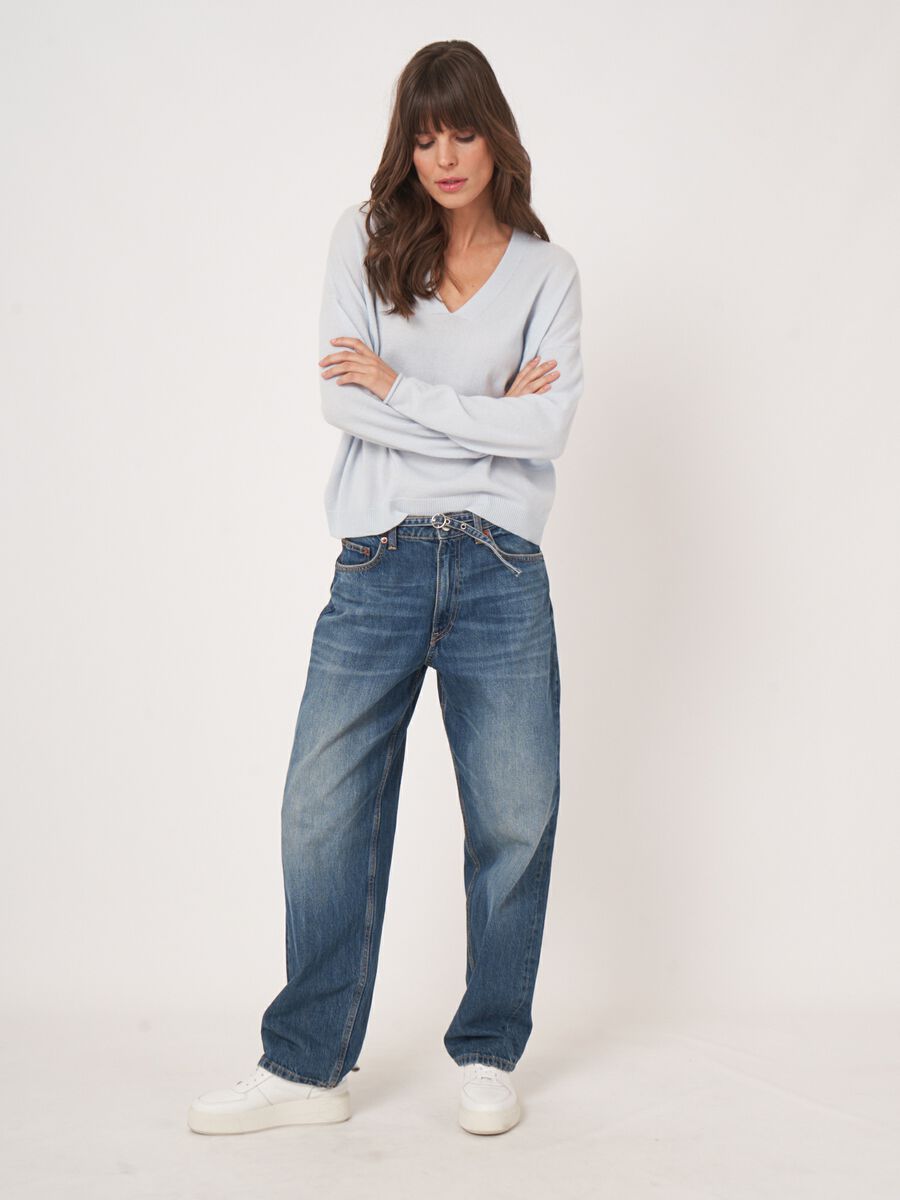 Losvallende cashmere V-hals trui image number 7