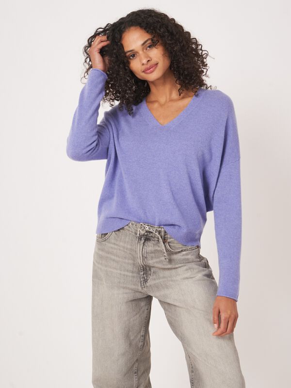 Locker geschnittener Kaschmir-Pullover mit V-Ausschnitt image number 0