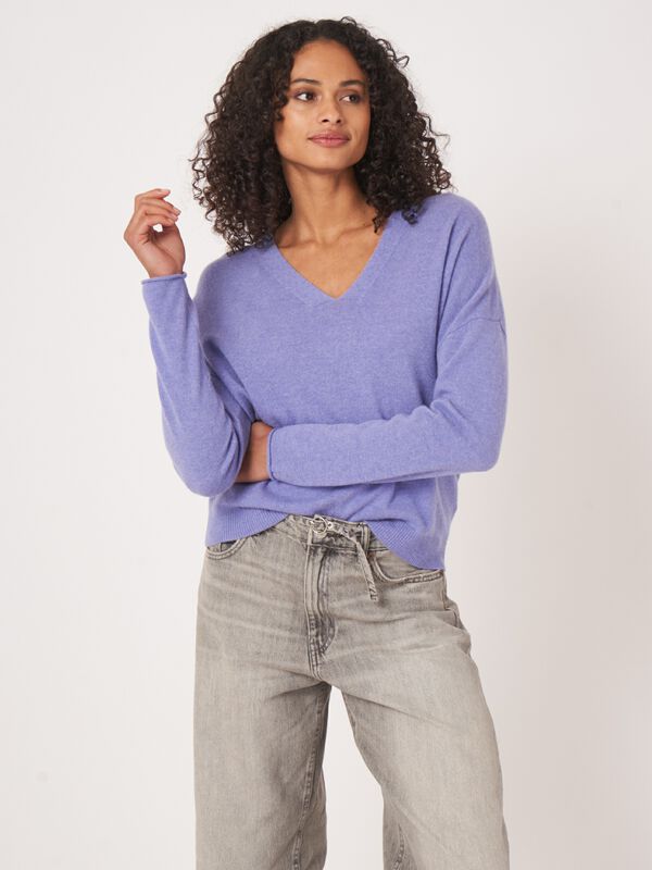 Losvallende cashmere V-hals trui image number 1