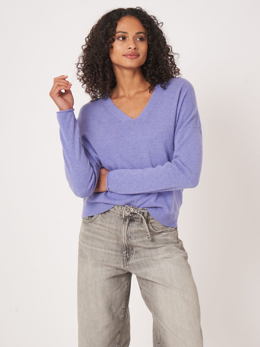 Locker geschnittener Kaschmir-Pullover mit V-Ausschnitt image number 1