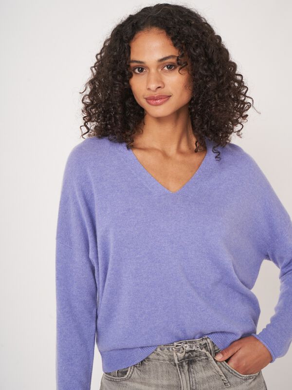 Losvallende cashmere V-hals trui image number 2