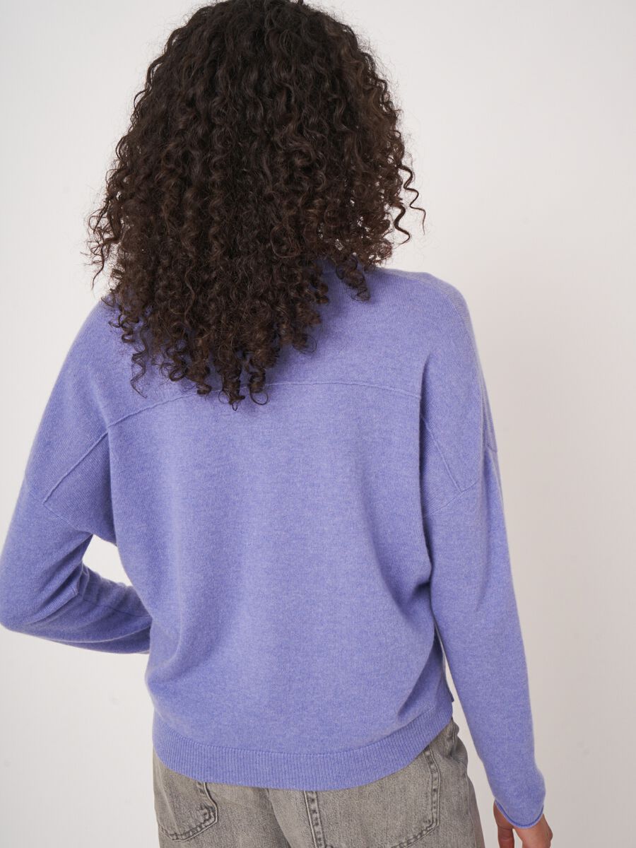 Locker geschnittener Kaschmir-Pullover mit V-Ausschnitt image number 4