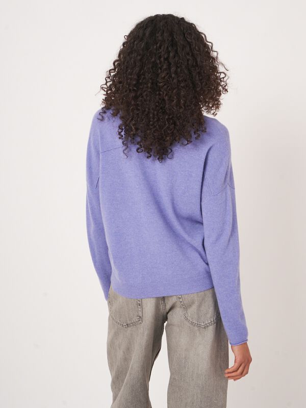 Losvallende cashmere V-hals trui image number 5