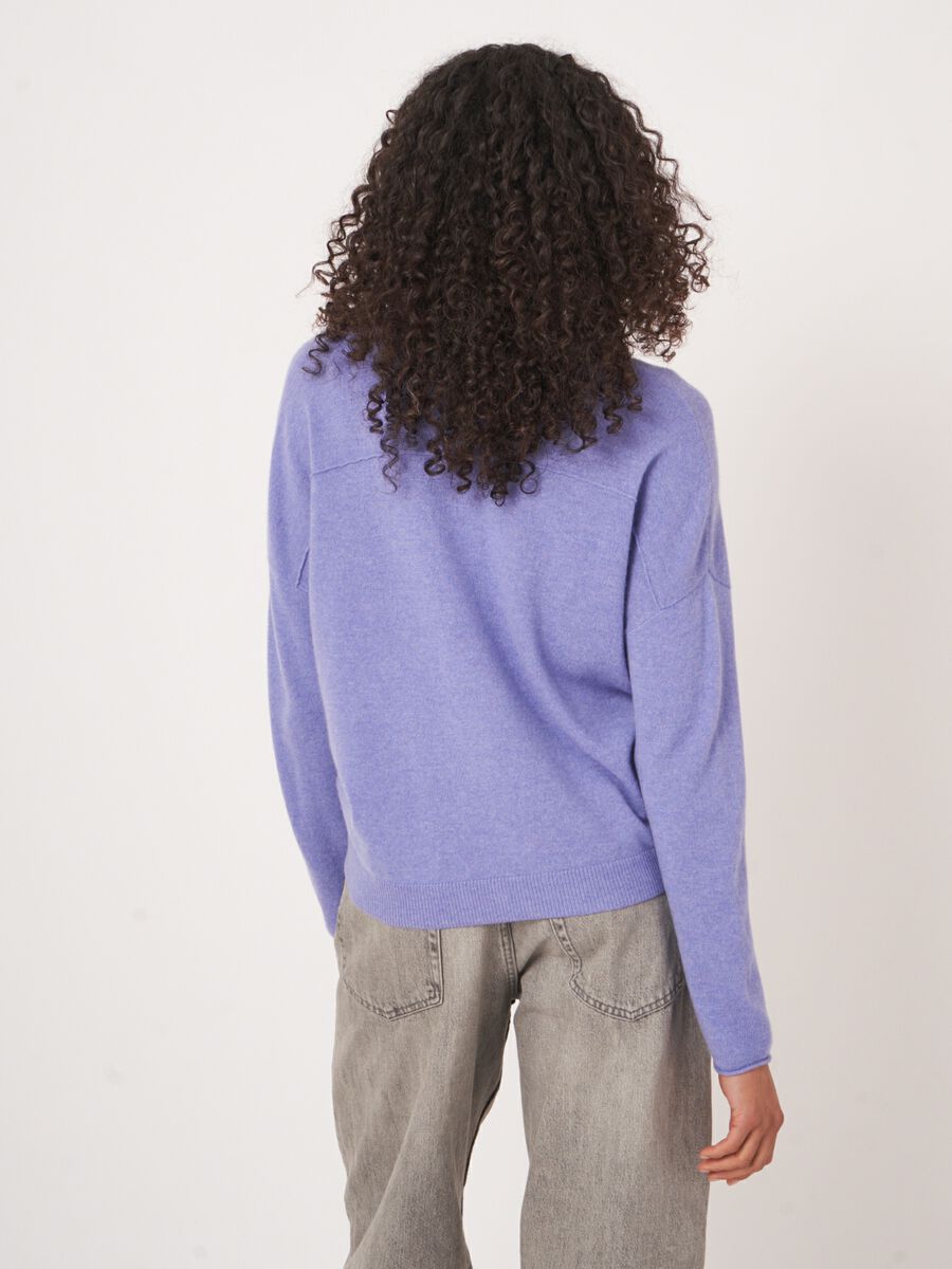 Locker geschnittener Kaschmir-Pullover mit V-Ausschnitt image number 5