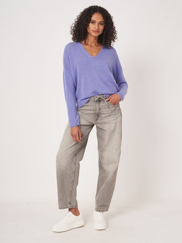 Losvallende cashmere V-hals trui image number 6