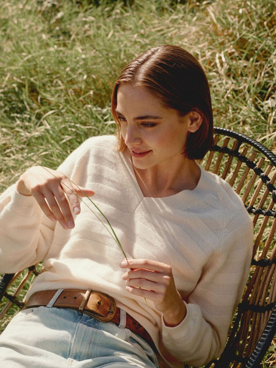 V-hals cashmere trui met golvende strepen met textuur image number 1