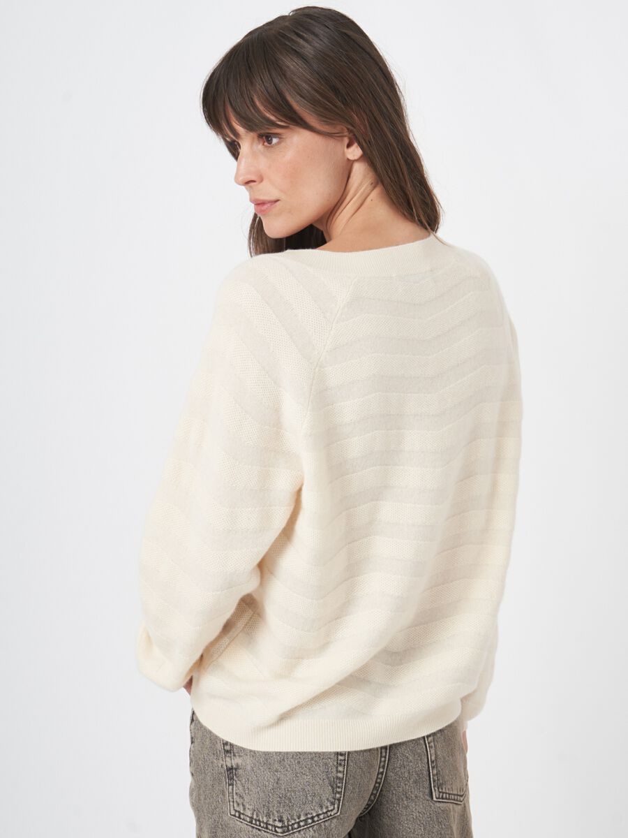 V-hals cashmere trui met golvende strepen met textuur image number 6