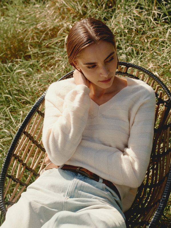 Kaschmirpullover mit texturierten Wellenstreifen image number 8