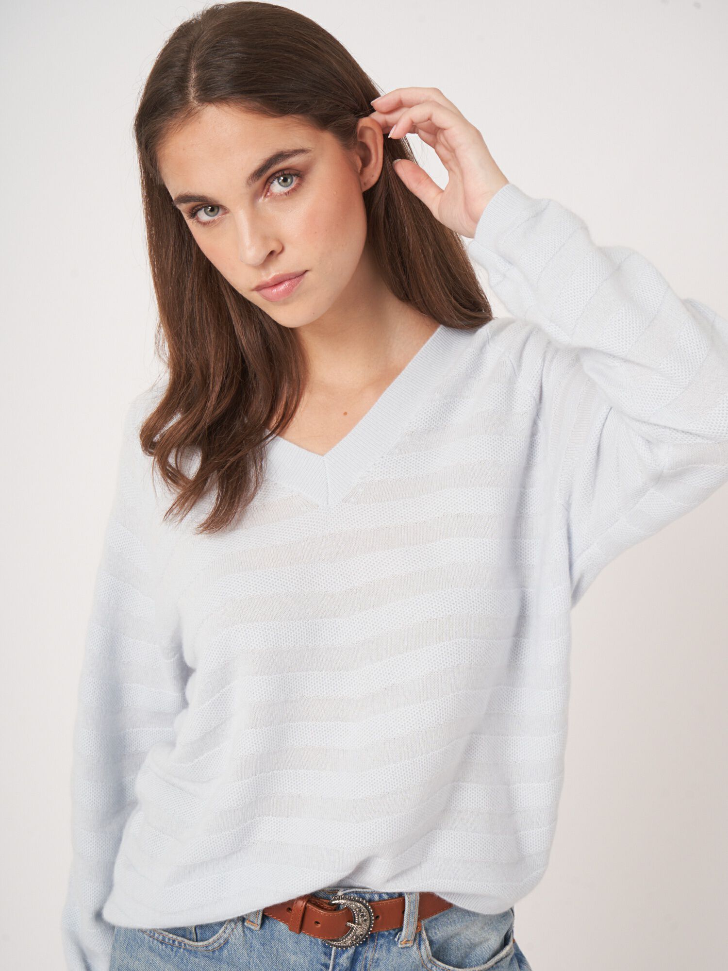 V-hals cashmere trui met golvende strepen met textuur