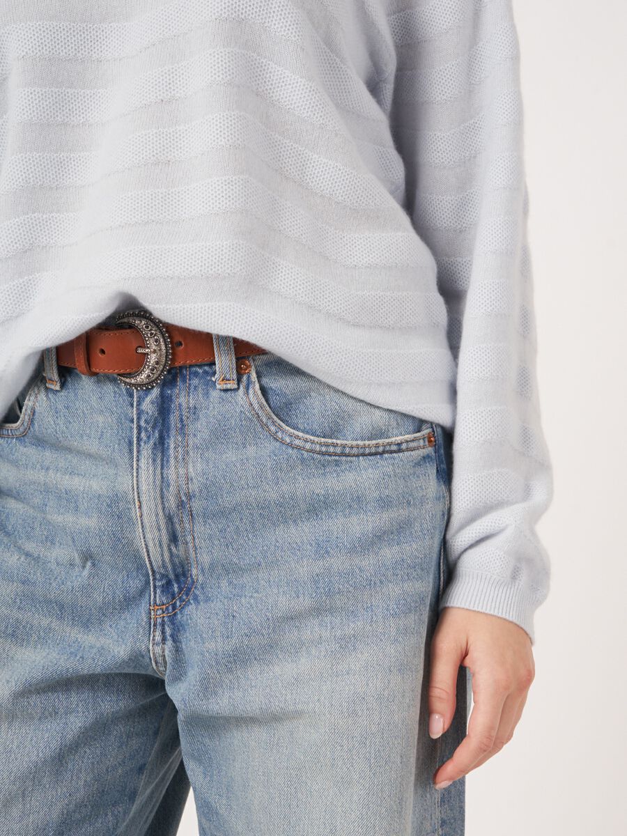 V-hals cashmere trui met golvende strepen met textuur image number 5