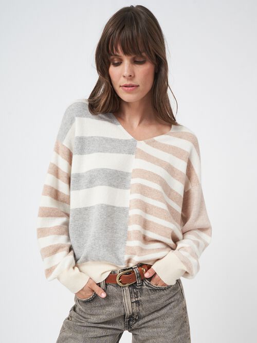 Mehrfarbig gestreifter Pullover mit V-Ausschnitt