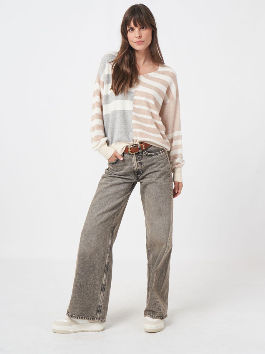 Multikleurig gestreepte trui met V-hals image number 5