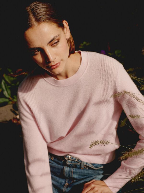 Ronde hals cashmere trui met schouderdetail image number 2