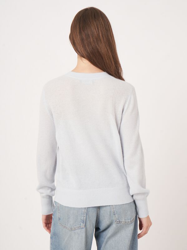 Ronde hals cashmere trui met schouderdetail image number 4