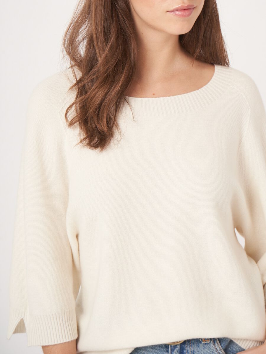 Cashmere fijngebreide trui met wijde mouw en split opzij image number 1