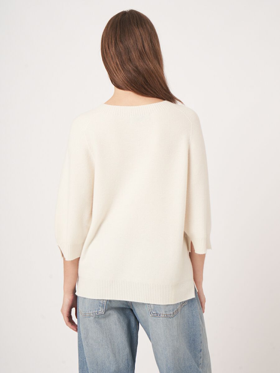 Cashmere fijngebreide trui met wijde mouw en split opzij image number 3