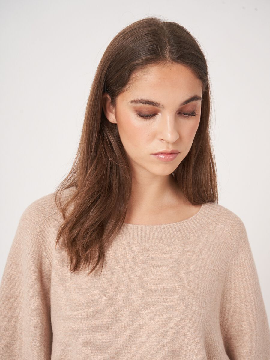 Cashmere fijngebreide trui met wijde mouw en split opzij image number 3