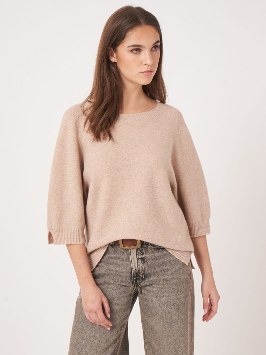 Cashmere fijngebreide trui met wijde mouw en split opzij image number 4