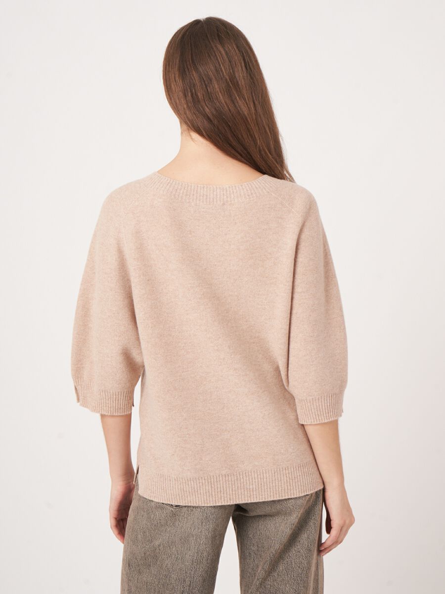 Cashmere fijngebreide trui met wijde mouw en split opzij image number 5