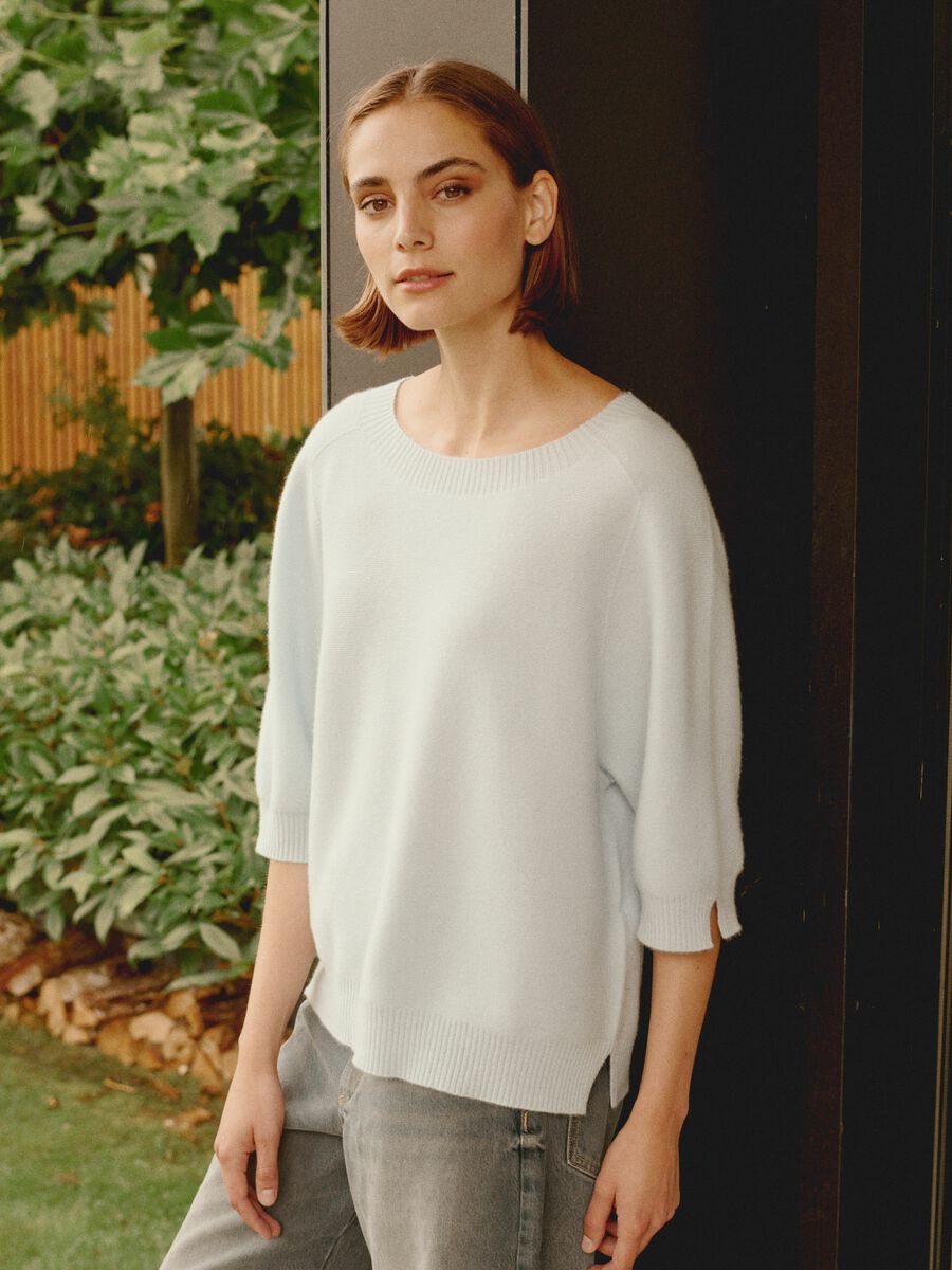 Cashmere fijngebreide trui met wijde mouw en split opzij image number 2