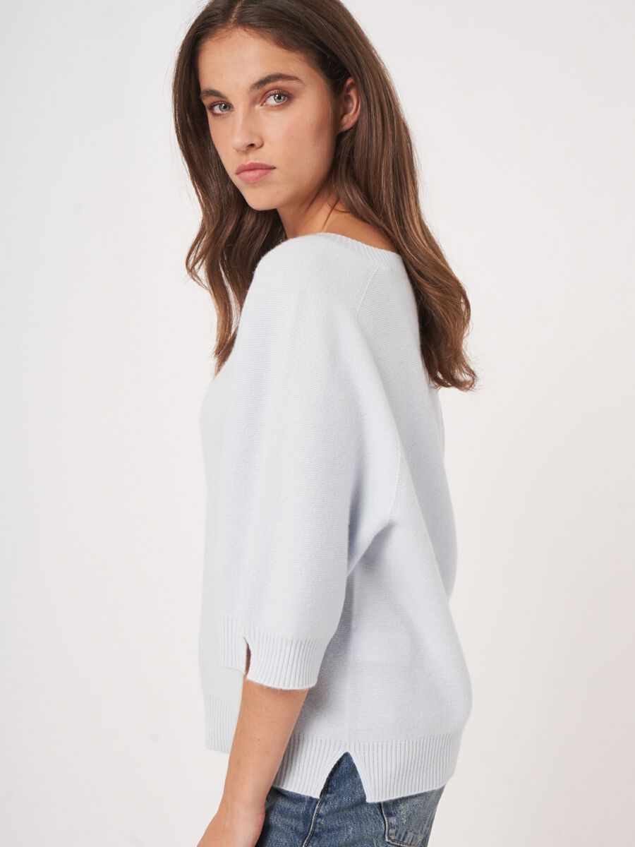Cashmere fijngebreide trui met wijde mouw en split opzij image number 6