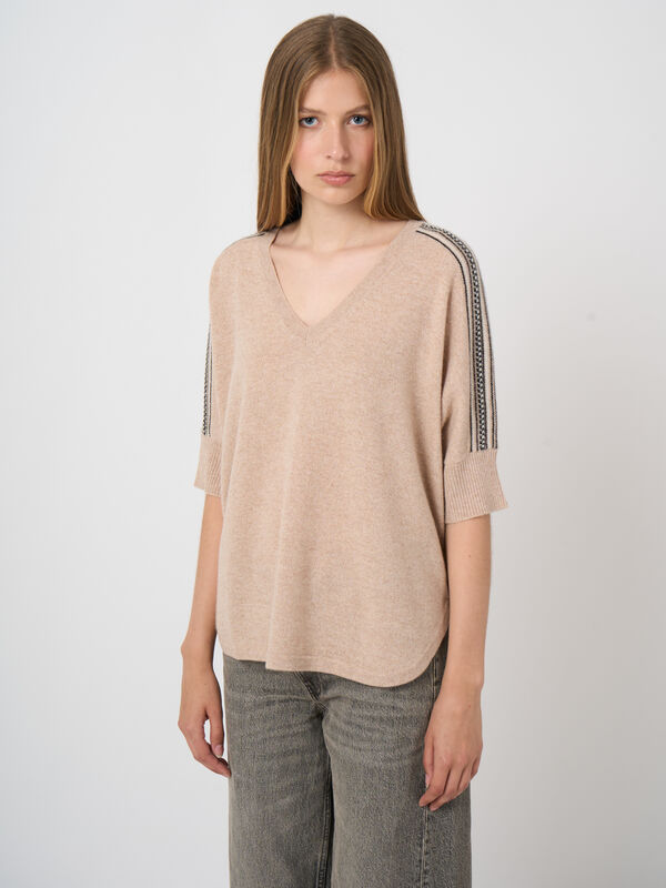 Kaschmir-Poncho-Pullover mit V-Ausschnitt und Intarsien-Schulterdetails image number 0