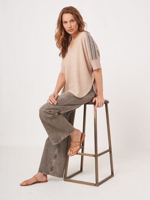 Cashmere poncho-trui met V-hals en intarsia detail op de schouder