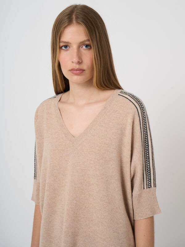 Kaschmir-Poncho-Pullover mit V-Ausschnitt und Intarsien-Schulterdetails image number 2