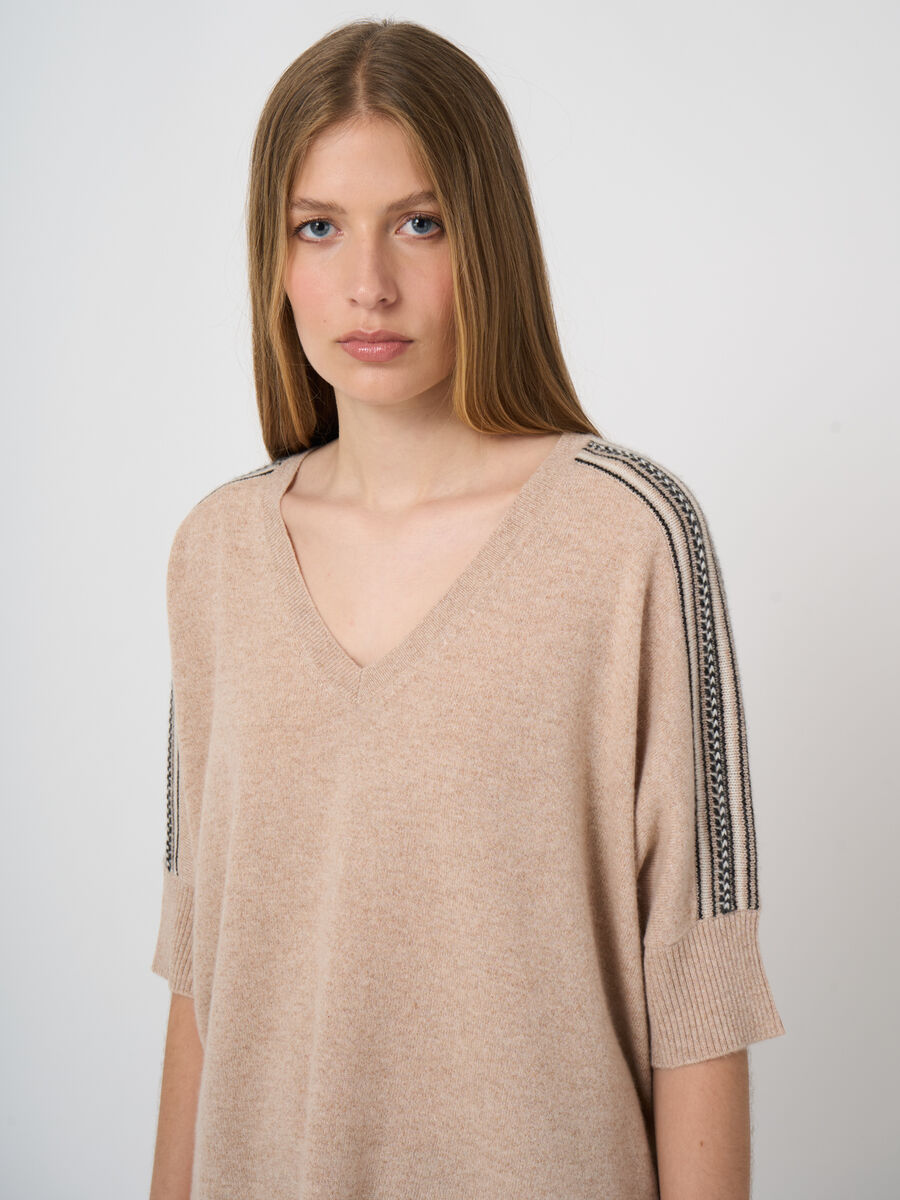 Pull poncho en cachemire avec col V et d&eacute;tail d'&eacute;paule intarsia image number 2