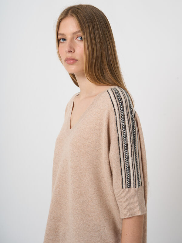 Kaschmir-Poncho-Pullover mit V-Ausschnitt und Intarsien-Schulterdetails image number 3