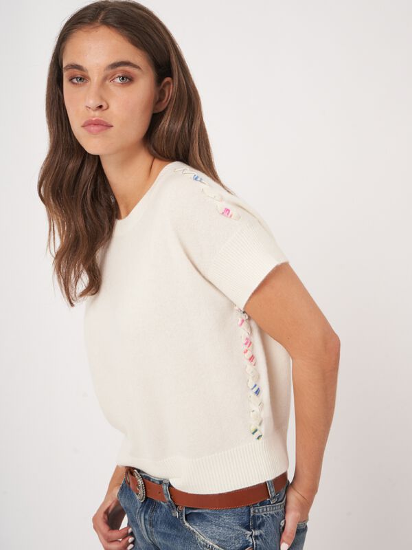 Kurzarm-Pullover aus Kaschmir mit bedruckten geflochtenen Details image number 3