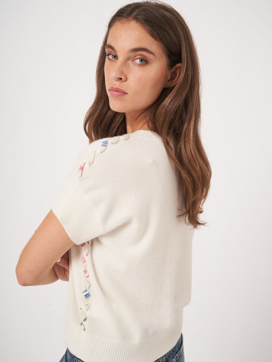 Pull en cachemire à manches courtes avec détail tressé imprimé image number 4