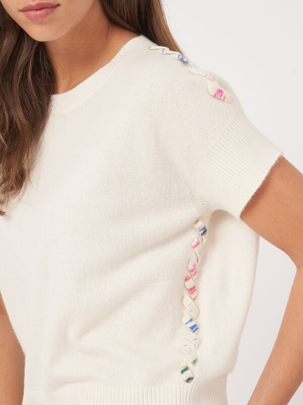 Kurzarm-Pullover aus Kaschmir mit bedruckten geflochtenen Details image number 5