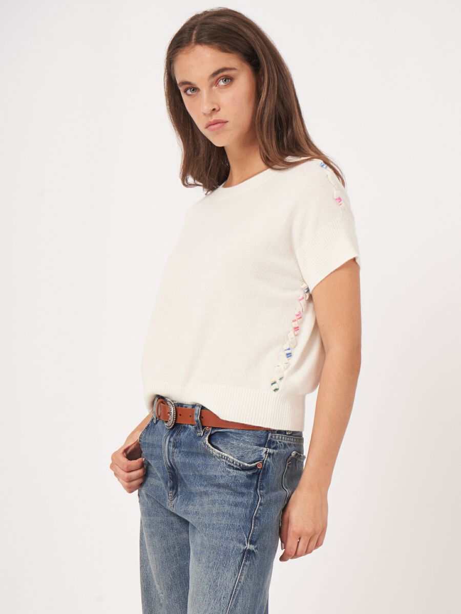 Pull en cachemire à manches courtes avec détail tressé imprimé image number 7