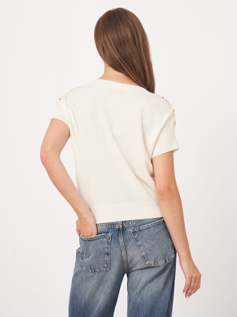 Pull en cachemire à manches courtes avec détail tressé imprimé image number 9