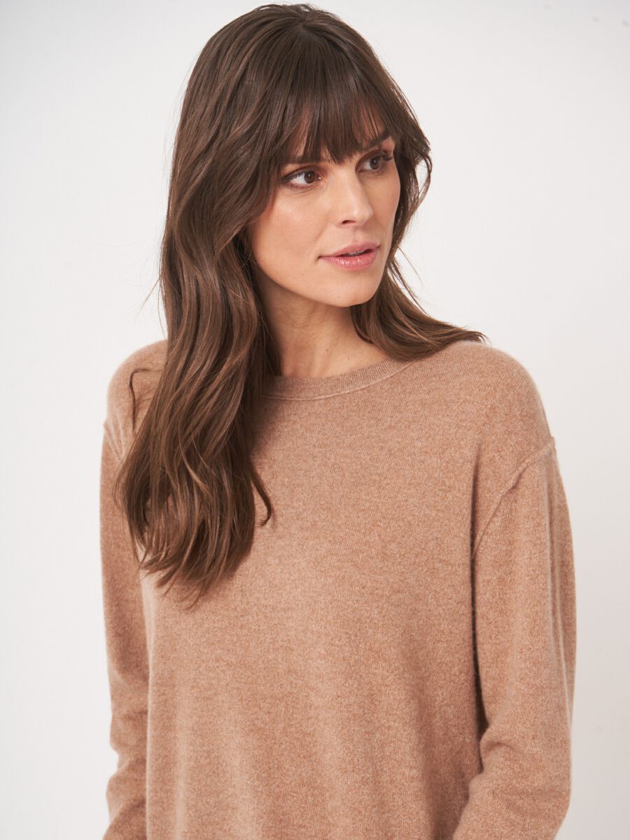 Pull droit en cachemire biologique à col rond image number 2