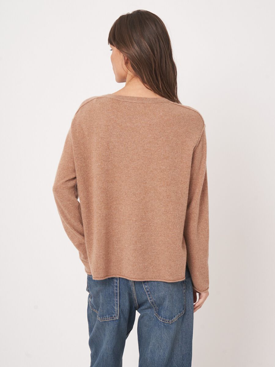 Pull droit en cachemire biologique à col rond image number 6