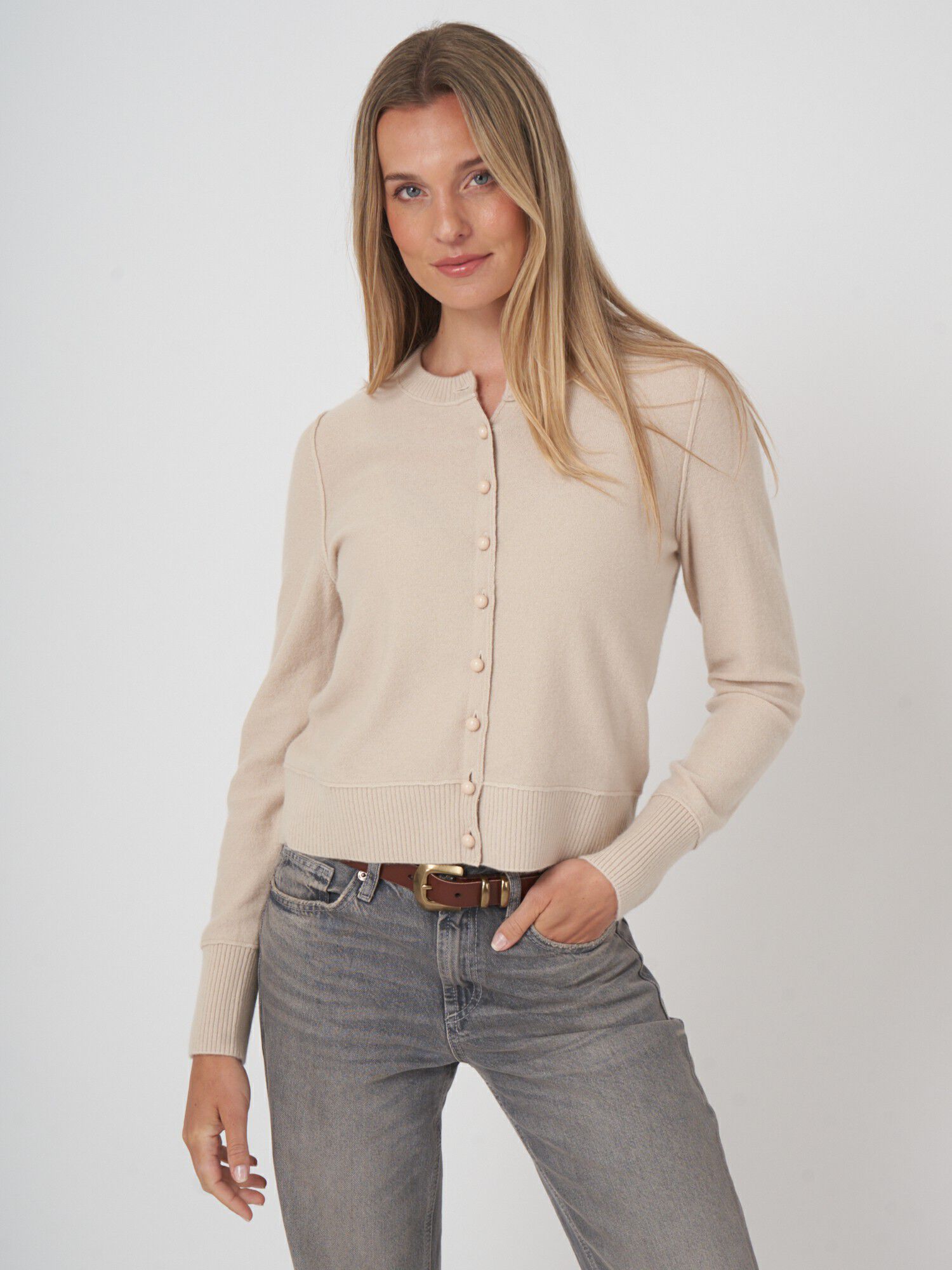 Cropped kasjmier vest met parelknopen | duurzaam & elegant afbeelding