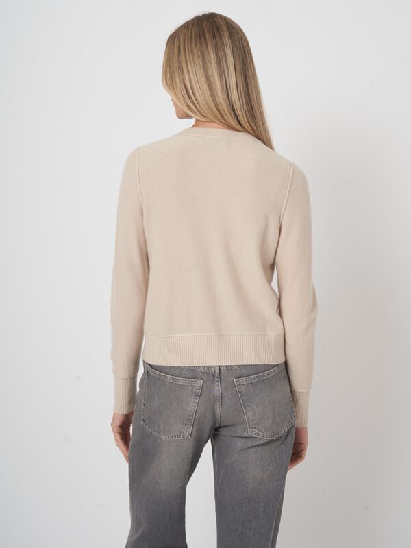 Cropped kasjmier vest met parelknopen | duurzaam & elegant image number 3
