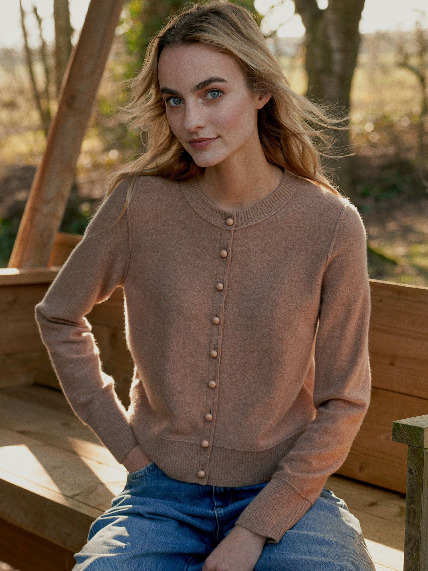 Cropped kasjmier vest met parelknopen | duurzaam & elegant afbeelding